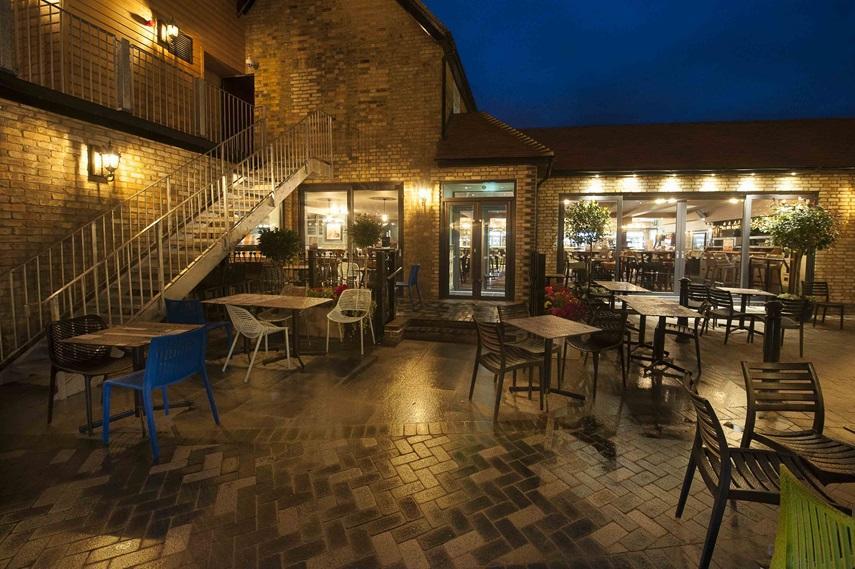 The Crown Hotel Wetherspoon Biggleswade Exterior photo